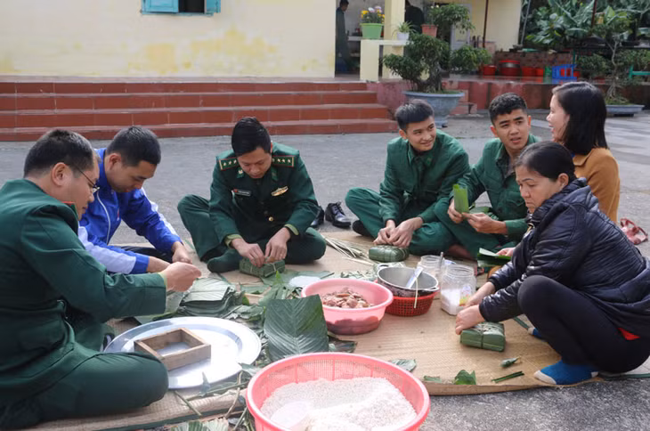Cán bộ, chiến sĩ Đồn Biên phòng Cô Tô quây quần gói bánh chưng đón tết.