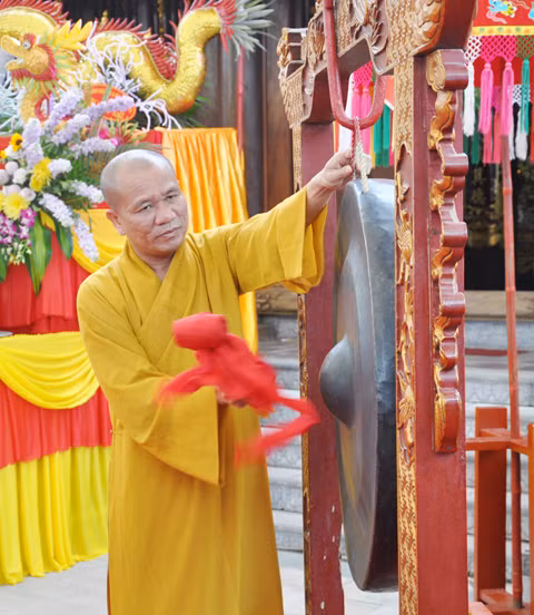 Lãnh đạo TX Đông Triều và Ban trị sự GHPG tỉnh gióng trống, thỉnh chiêng khai hội.
