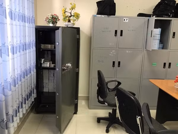 Két sắt ở phòng kế toán của trạm thu phí mà nghi can đột nhập cướp tiền. Ảnh: Công an Đồng Nai.