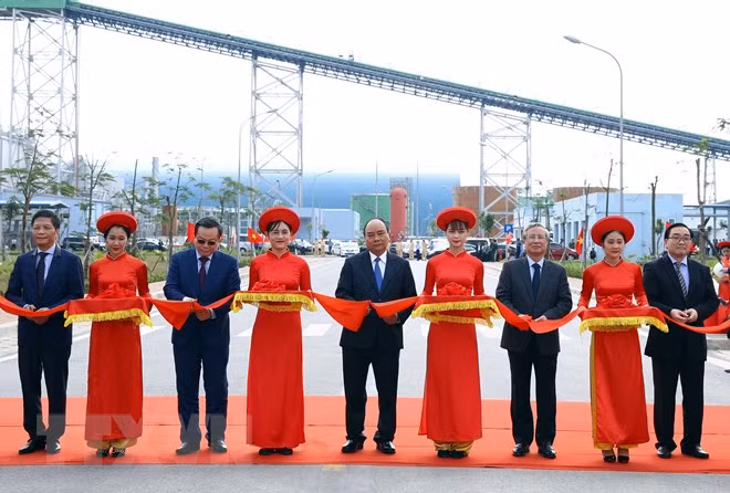 Thủ tướng Nguyễn Xuân Phúc và các đại biểu cắt băng khánh thành dự án Nhà máy nhiệt điện Thái Bình. (Ảnh: Thống Nhất/TTXVN)