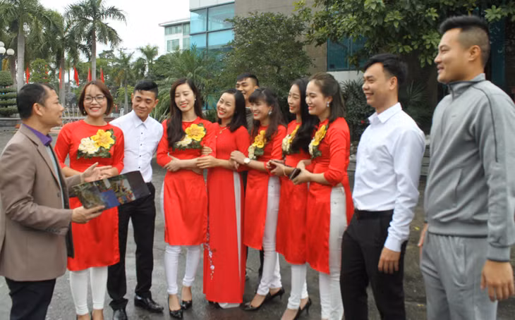 Câu lạc bộ hội ý trước giờ biểu diễn.