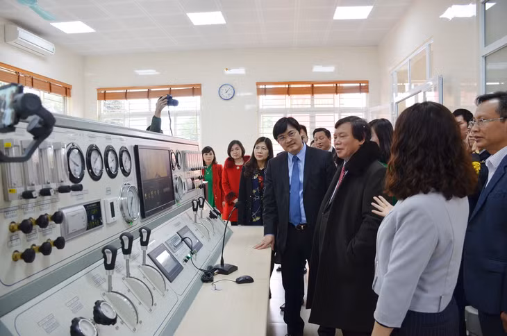 Các đại biểu thăm cơ sở vật chất, trang thiết bị tại Trung tâm