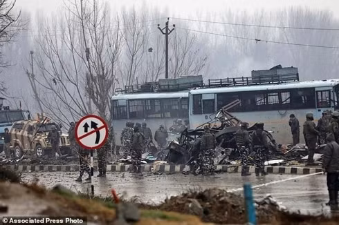 Hiện trường vụ đánh bom kinh hoàng tại Kashmir làm 44 người thiệt mạng. Ảnh: AP