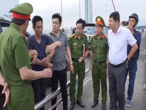 Đại tá Trần Mưu và Đại tá Trần Đình Chung - Phó Giám đốc CATP Đà Nẵng trực tiếp chỉ đạo công tác phá án và tìm kiếm thi thể nạn nhân (Ảnh: Công an TP Đà Nẵng)