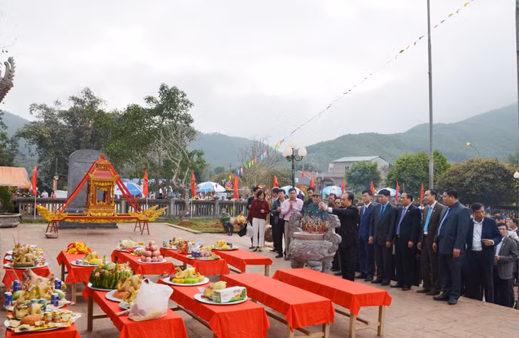 Lãnh đạo huyện và đại biểu dâng hương trước đình.
