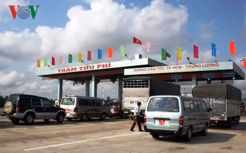 Hàng loạt lãnh đạo Công ty Yên Khánh bị bắt vì hành vi thuê chuyên gia về công nghệ thiết kế phần mềm song song nhằm ăn gian doanh số thu phí sử dụng đường cao tốc TP.HCM - Trung Lương.