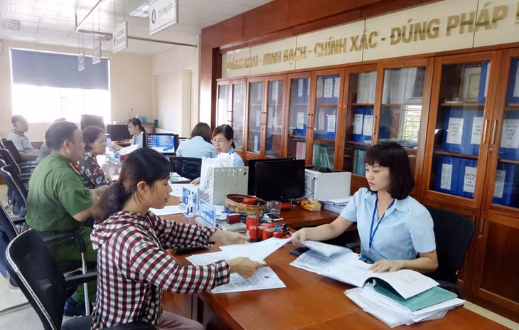 Cán bộ Bộ phận Tiếp nhận và trả kết quả hiện đại phường Hồng Hải giải quyết TTHC cho công dân.