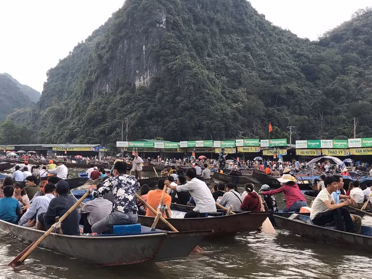 Bến đò đông khách, nhưng không xảy ra ùn tắc.