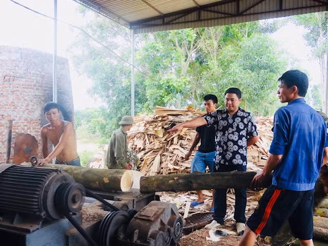 Anh Nguyễn Huy Chiến hướng dẫn công việc cho công nhân tại xưởng.