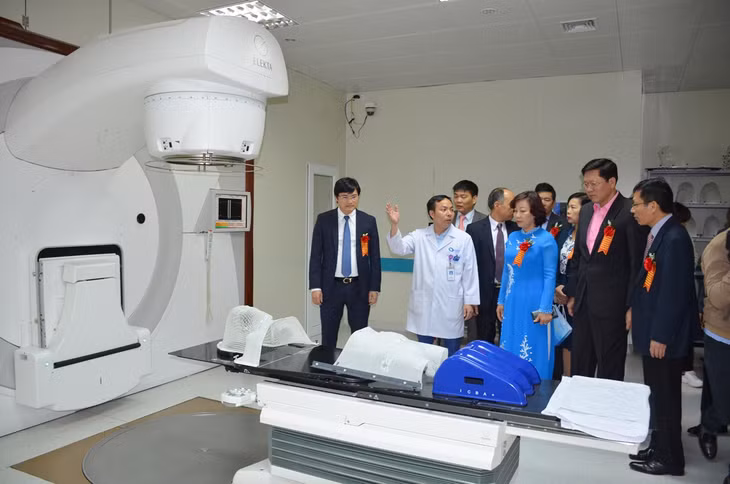 Các đại biểu thăm cơ sở vật chất, trang thiết bị tại Trung tâm Ung bướu