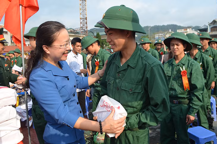 Đồng chí Vi Ngọc Bích tặng quà động viên tân binh lên đường làm nhiệm vụ.