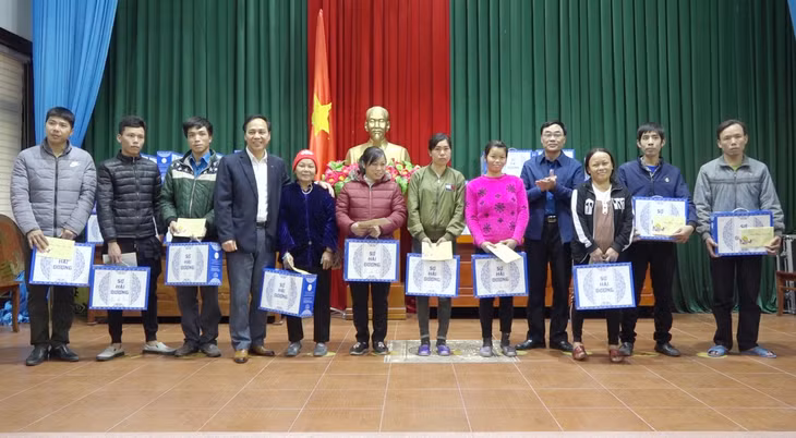 Phó Chủ tịch Thường trực UBND tỉnh Đặng Huy Hậu tặng quà cho các hộ tự nguyện viết đơn xin thoát nghèo trên địa bàn huyện Ba Chẽ. (Ảnh Ngọc Lợi, Trung tâm TT&VH Ba Chẽ)