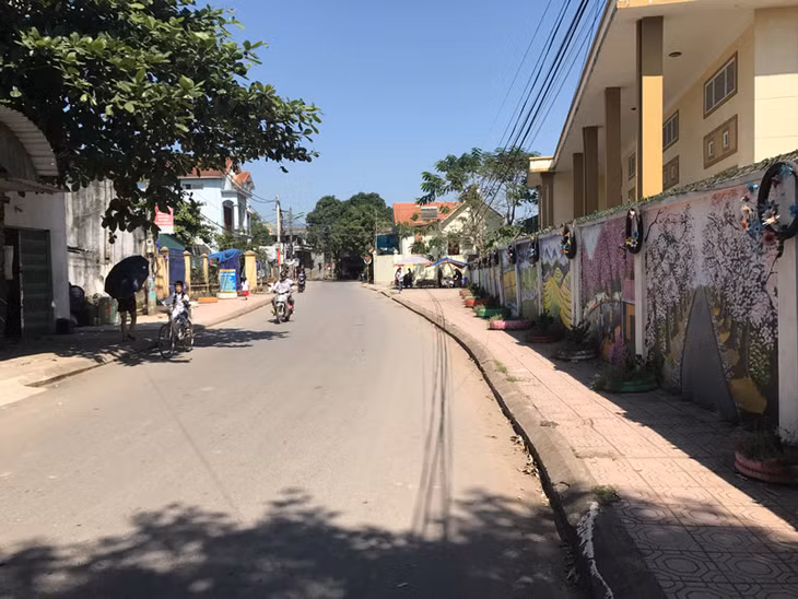Đường sá ở xã Đông Ngũ luôn sạch đẹp do ý thức giữ gìn vệ sinh môi trường của người dân nơi đây