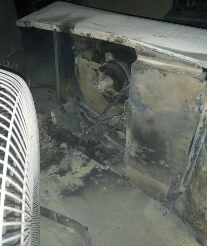 Chiếc điều hòa bị cháy tại hiện trường.