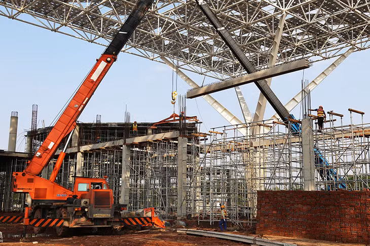 Các nhà thầu tập trung thi công công cột, lắp dựng dầm sàn lắp ghép... khối nhà cầu phán đấu đến 10/3 xong toàn bộ kết cấu.