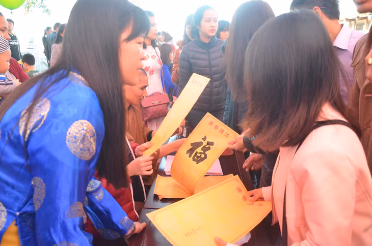 Người lại xin chữ 
