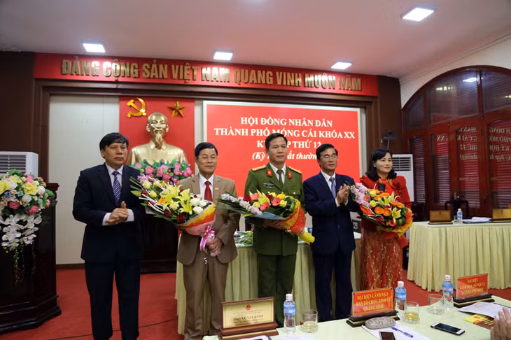 Lãnh đạo TP Móng Cái tặng hoa chúc mừng các 