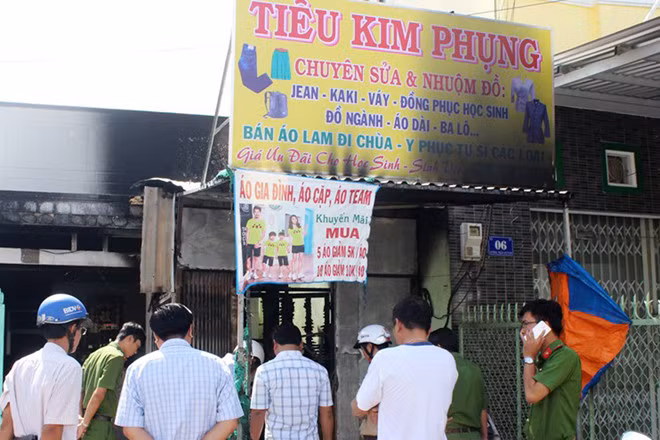 Công an khám nghiệm hiện trường vụ cháy. Ảnh: Nhật Tân.