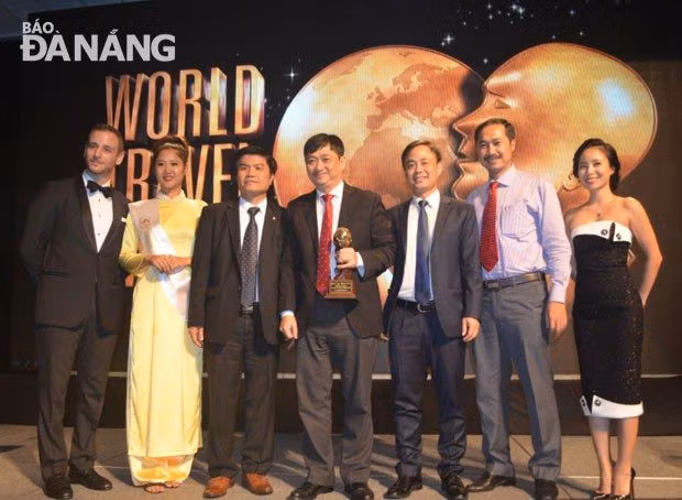 Phó Chủ tịch UBND thành phố Đặng Việt Dũng (đứng thứ tư từ trái sang) nhận giải thưởng danh giá "Điểm đến sự kiện lễ hội hàng đầu châu Á" do Tổ chức Du lịch thế giới trao tặng. Ảnh: Báo Đà Nẵng