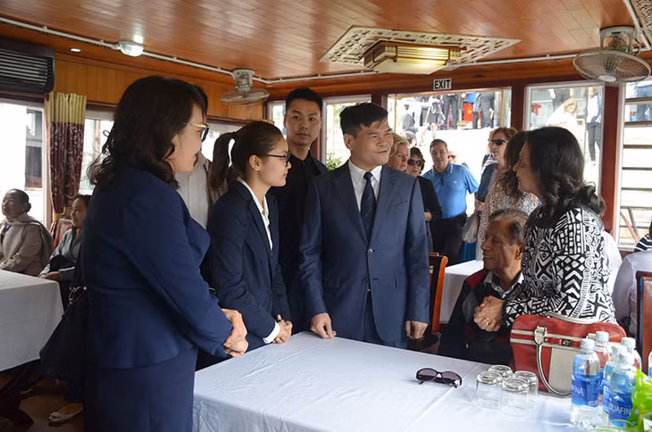 Đồng chí Bùi Văn Khắng, Phó Chủ tịch Quảng Ninh bày tỏ vui mừng được đón Đoàn đại biểu APF đến thăm Vinh Hạ Long