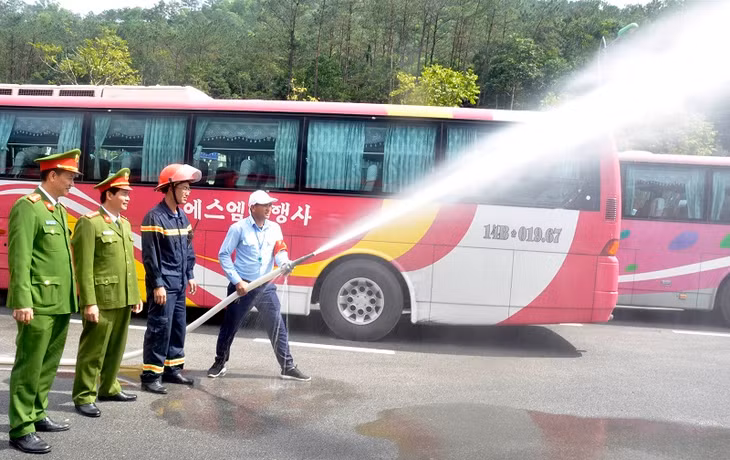 Đoàn công tác kiểm tra nguồn nước chữa cháy tại khu vực bến xe Hạ Kiệu.