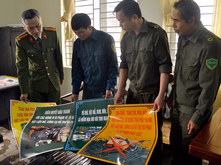 Đồng thời tổ chức tuyên truyền người dân địa phương giao nộp VK-VLN-CCHT với nhiều nội dung, hình thức phong phú, đa dạng.