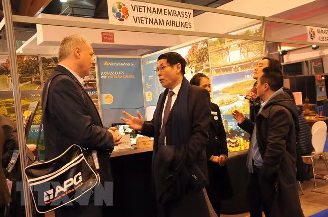 Đại sứ Việt Nam và khách quốc tế thăm các gian hàng Việt Nam tại Triển lãm du lịch Brussels. (Ảnh: Kim Chung/TTXVN)