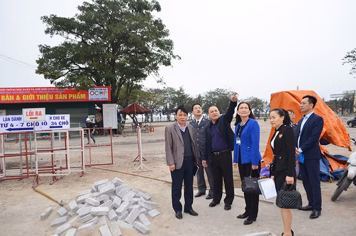Đoàn kiểm tra, giám sát của Chi cục ATVSTP (Sở Y tế) kiểm tra khu vực cấp nước cho các ki-ốt tại đền Cửa Ông (TP Cẩm Phả)