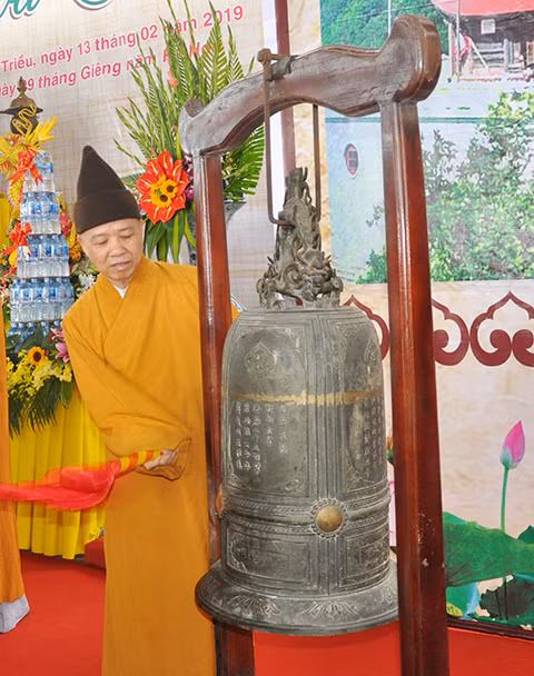 Các đại biểu dâng hương cầu nguyện quốc thái dân an tại lễ khai hội xuân Ngoạ Vân 2019.