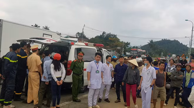 Xe cấp cứu đưa nạn nhân đến bệnh viện. Ảnh: An Bình.