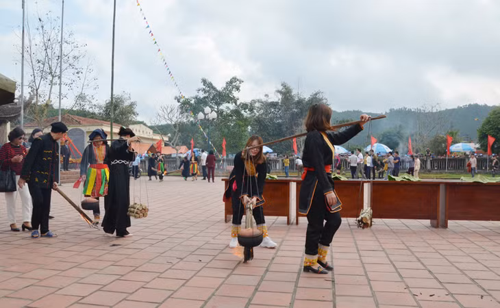 Thi nấu cơm gánh trong lễ hội đình Làng Dạ.