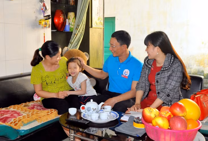 Anh nghĩa cùng gia đình nhỏ hạnh phúc vui vẻ trò chuyện, chia sẻ với cán bộ phường Cẩm Tây.