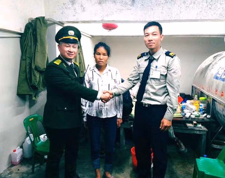 Ông Trương Công Định (bên trái) nhận bàn giao u khách bị thất lạc từ phía bên BQL Bảo tồn tiên nhiên Tây Yên Tử