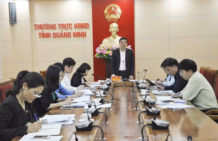 đồng chí Nguyễn Văn Hồi, Phó chủ tịch HĐND tỉnh phát biểu tại cuộc họp