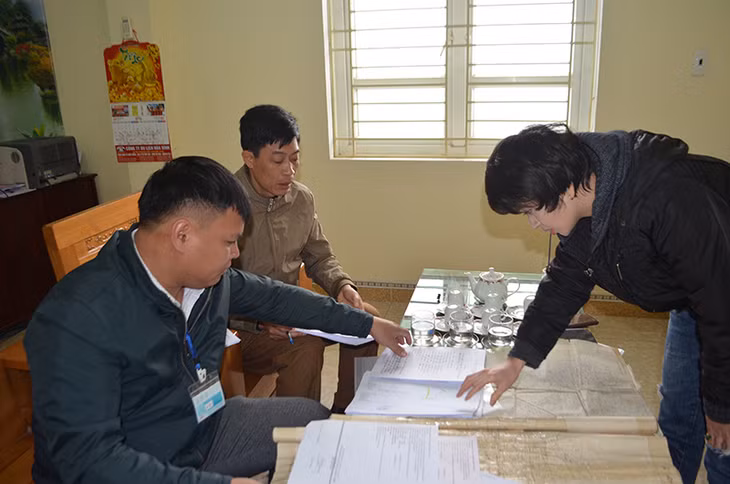 Theo ông Vũ Khắc Hoàn, chủ tịch UBND xã Hiệp Hòa, bản đồ địa chính và giấy chứng nhận quyền sử dụng đất cấp năm 2015 cho hộ gia đình ông Chuyên thể hiện ngõ đi rộng 2m.