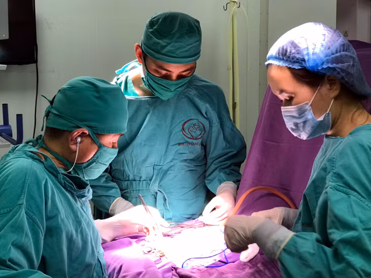 Y, bác sĩ Bệnh viện Sản – Nhi thực hiện ca phẫu thuật nhi khoa. Ảnh: Quang Khiêm (Bệnh viện Sản – Nhi tỉnh) 