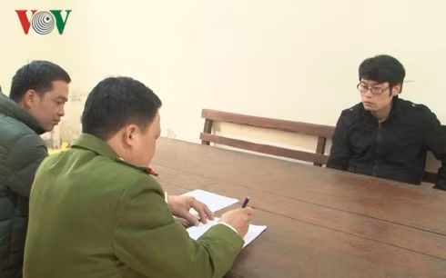 Đối tượng Trương Hữu Bằng (áo đen) cũng đang bị Công an Trung Quốc truy nã