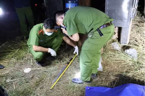 Công an khám nghiệm một vụ án trước đó. Ảnh: C.T