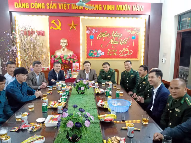 Cùng đón xuân với Đảng bộ, chính quyền xã Hải Sơn.