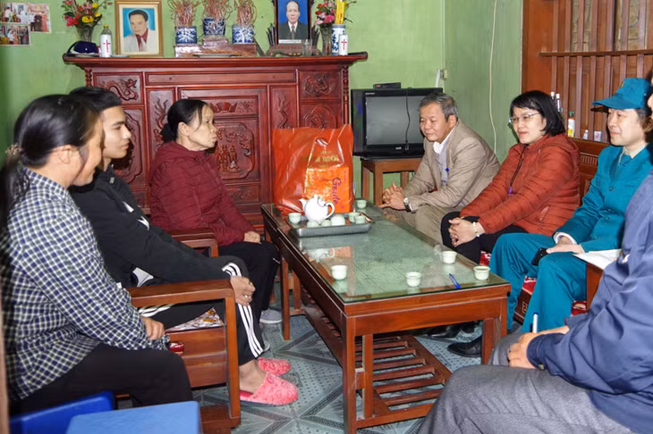 Các ban, ngành đoàn thể của phường Nam Khê (Uông Bí) đến thăm, tặng quà và động viên các thanh niên viết đơn tình nguyện ngập ngũ trên địa bàn phường.