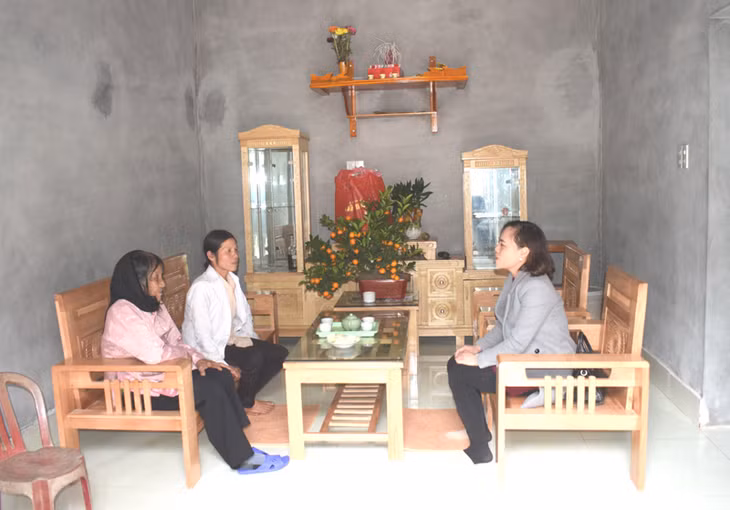 Chị Hà Thị Bình, thôn Voòng Tre (bên trái) đón mẹ già ở quê ra ở và ăn tết vì chị được hỗ trợ xây nhà mới