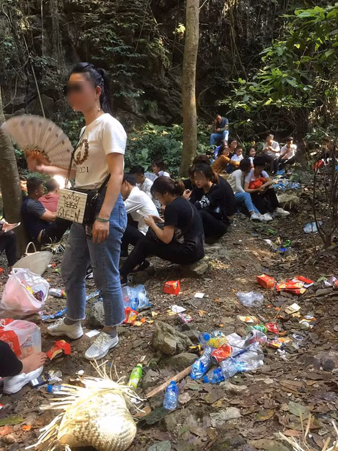 Đường lên chùa Hương Tích sáng mùng 6 ngổn ngang rác thải. Ảnh: Nguyễn Văn Thắng.