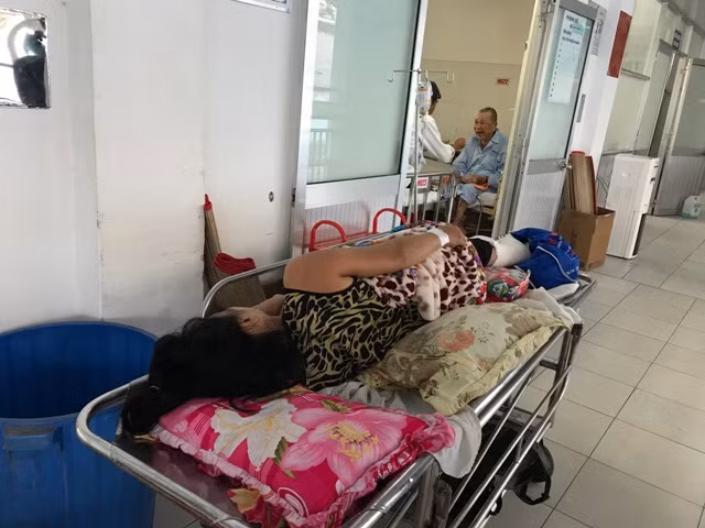 Công nhân bị thương đang được điều trị tại bệnh viện.