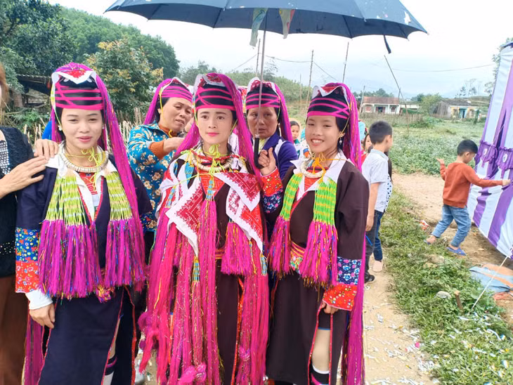 Cô dâu Trưởng Thanh Trúc, bản Chăn Mùi được gia đình chuẩn bị khăn áo chu đáo trước khi về nhà chồng.