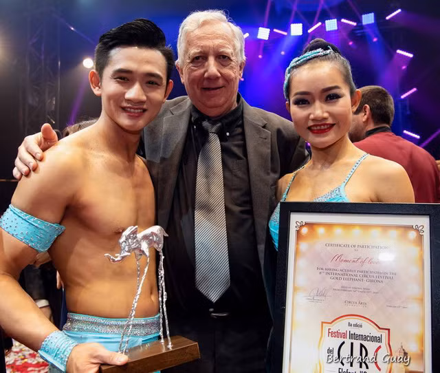 Hai nghệ sĩ xiếc Hiền Phước và Thanh Hoa giành huy chương bạc tại Liên hoan Xiếc quốc tế Con voi Vàng lần thứ 8. Nguồn ảnh: 2019 © Bertrand guay - jean berger