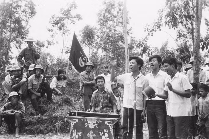 Bức ảnh NSNA Trương Thái chụp đọi văn nghệ xung kích biểu diễn tại Pò Hèn năm 1979.