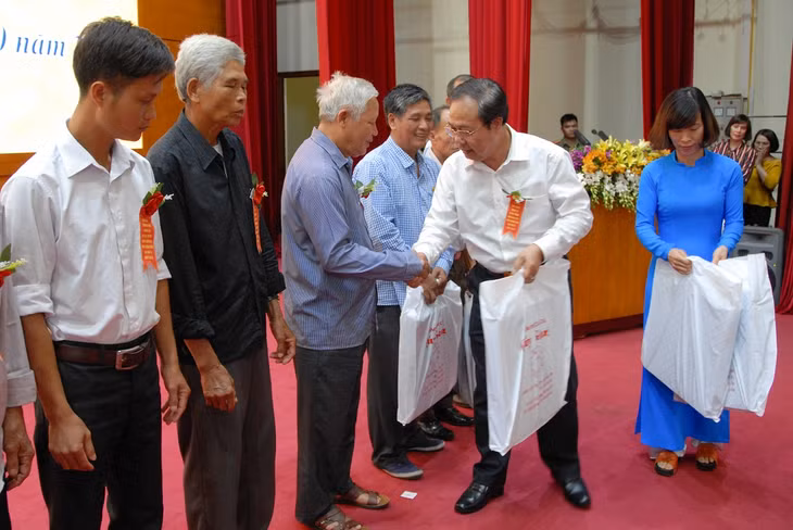 Người có uy tín của huyện Hải Hà nhận khen thưởng của Ủy ban MTTQ tỉnh.