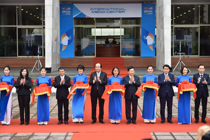 Phó Thủ tướng, Bộ trưởng Ngoại giao Phạm Bình Minh, Bộ trưởng, Chủ nhiệm Văn phòng Chính phủ Mai Tiến Dũng cùng lãnh đạo TP. Hà Nội cắt băng khai trương Trung tâm Báo chí quốc tế (IMC) phục vụ Hội nghị thượng đỉnh Mỹ - Triều. Ảnh VGP/Nhật Bắc