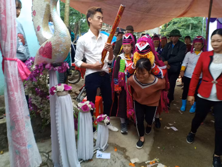 Theo phong tục của người Dao Thanh y, trước khi theo chồng, cô dâu sẽ che kín mặt bằng một chiếc khăn 