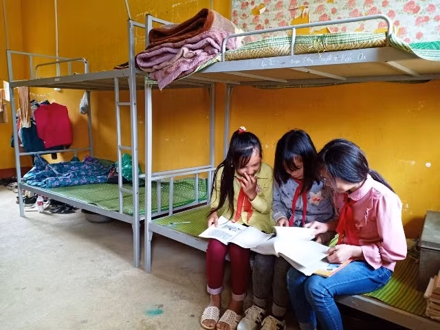 Ở các trường bán trú, tỷ lệ học sinh đến lớp sau Tết được bảo đảm tốt hơn. (trong ảnh: Học sinh Trường tiểu học - THCS bán trú Thượng Quan, huyện Ngân Sơn đã đến học bán trú).